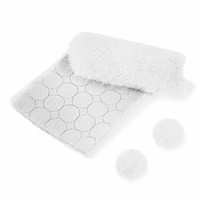 Futro na taśmie - pompony białe